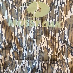 2xl Mossy Oak Bottomland pull over with hood and pocket. Never worn.